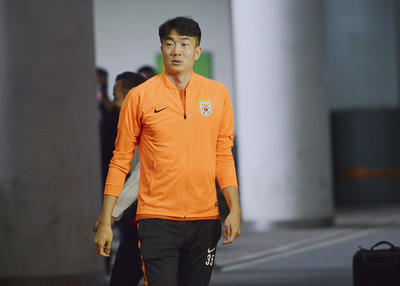 球技见长！詹姆斯晒自己打高尔夫挥杆动作自拍